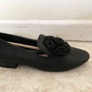 Taryn Rose heeled flat black loafer with rosette, size 8 NWT